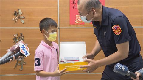 疫情送暖！小四生存1年零用錢　捐派出所快篩試劑