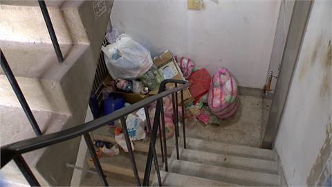 8旬婦把垃圾堆樓梯間 鄰居相當苦惱 