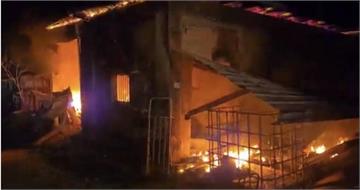 花蓮赤科山60年宅遭火海吞噬 屋主見狀崩潰:什麼都沒了!