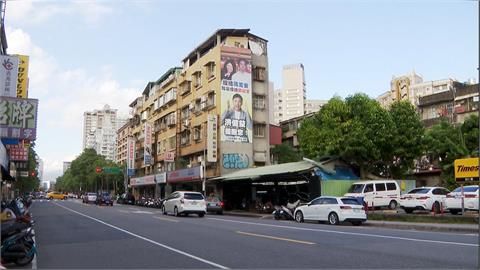 "投給蔣萬安就是投給鄭麗文" 綠議員街頭掛看板嗆蔣