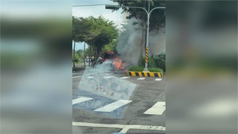 快新聞／超車失敗釀禍！台中19歲男自撞分隔島「起火狂燒」車上4人全掛彩