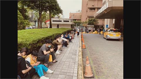 辦護照人潮「包圍」立院　綠委拋開放立院會議室讓民眾吹冷氣