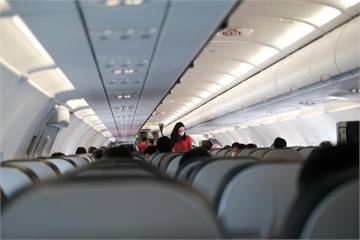 喝2杯變痴漢！留學生商務艙「露下體＋偷拍空姐」　法官怒：不可原諒