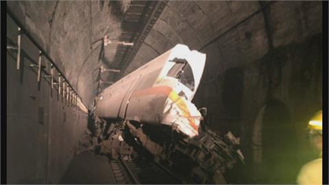 驚悚！ 太魯閣號出軌卡隧道 車頭被削掉一半