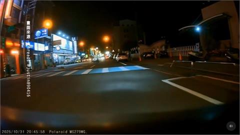 狗突然衝出來！騎士撞上摔車　黃狗翻滾數圈「逃逸」