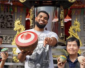NBA巨星唐斯逛桃園大溪老街最愛這一味 首次體驗擲筊就得到聖杯