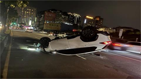連假翻車！龜山小客車擦撞路邊2車後翻覆