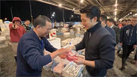 快新聞／提前備戰？蔣萬安凌晨視察萬華魚市場　發紅包向民眾拜年