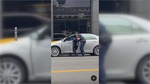 拒絕員警盤查還加速開車逃逸　兩名員警慘遭拖行跌倒受傷