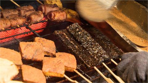 是有多急？3人到大賣場採買食材　結帳完秒在騎樓生火烤肉