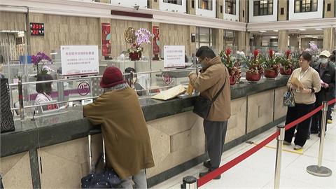 「馬年換新鈔」開跑　民眾搶第一天排隊換鈔