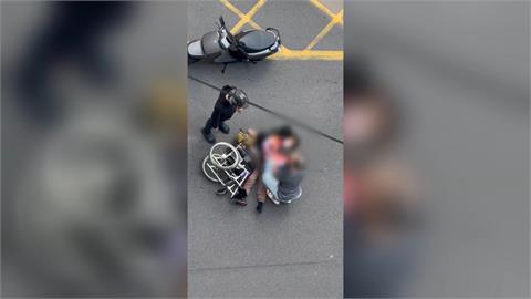停車場出來未注意車況　轎車撞倒看護與輪椅婦