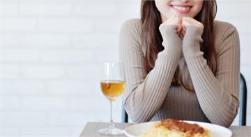 公開交友軟體騙吃攻略　女網紅自豪「靠1招」：2星期沒餓過！