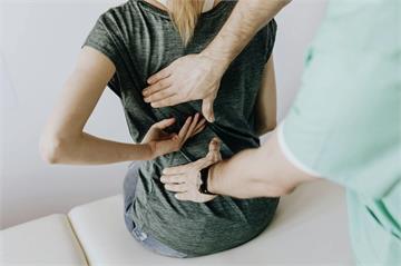 她扶人起身「喀一聲」從此背痛不斷…   竟是骨質疏鬆已骨折
