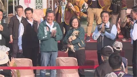 愛犬再+1！　蔡總統台南輔選　當場領養米克斯「旺萊」