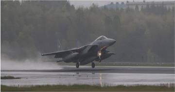 中國殲-15「雷達瞄準」日本F-15！解放軍：日戰機抵近干擾航母艦載機訓練