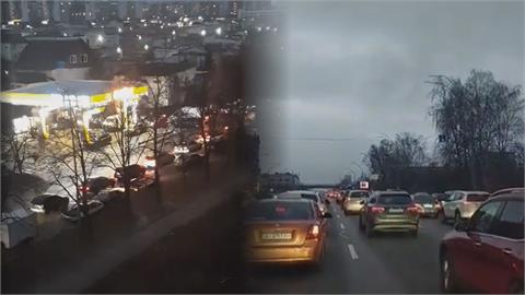 俄羅斯開打！烏克蘭人擠爆加油站影片曝　「空襲警報大作」民眾出逃