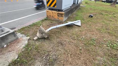 毒蟲停車越線被警攔查　心虛加速逃逸自撞安全島