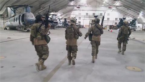 爽撿直升機、坦克！美軍結束20年阿富汗戰爭　塔利班聖戰士對空掃射狂歡
