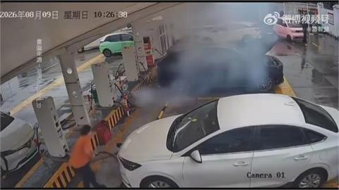 中國十一長假塞爆!電動車沒電拋錨 高速公路上推車