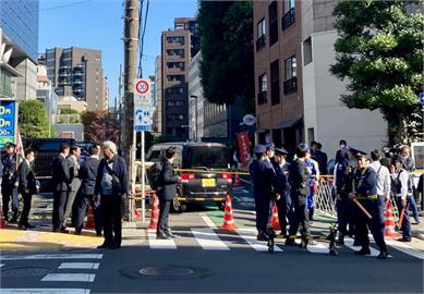 快新聞／5旬男開車衝撞以色列駐日大使館外護欄　1名警員受傷