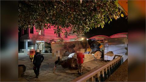 最新/高雄吊臂原木滑落砸中大貨車 車身翻覆壓死人