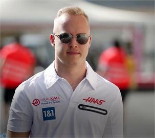 F1禁止懸掛俄國旗 俄籍車手恐失參賽席位
