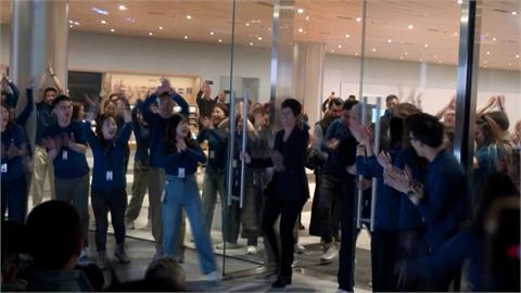 庫克揭幕蘋果上海新店　大媽狂罵「崇洋媚外」　民眾舉「畫面空白iPad」