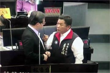 台南議會上演暴力質詢 國民黨議員拿保溫杯砸市長