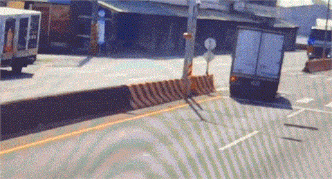 最新/貨物噴飛台19線!小貨車遭猛撞「甩尾」釀2傷 路邊早餐店也遭殃