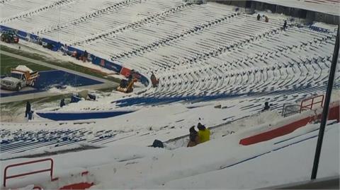 NFL球場積雪季後賽延後一天開打　瘋狂比爾球迷不畏低溫打赤膊玩雪