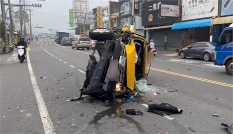 快新聞／追撞8汽機車「90度側翻」！　台南計程車運將受困