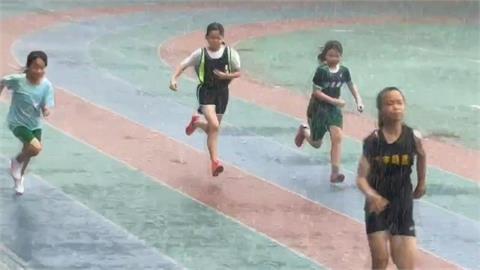 大暴雨"田徑賽未停"　內湖雨量破250mm　國小生雨中衝刺