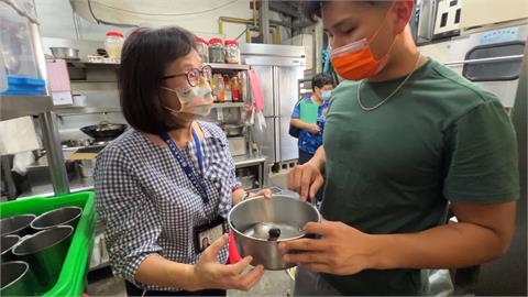 鍋勺舀髒水惹議　雲林滷肉飯名店致歉：報廢餐具誤會一場