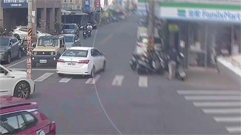 以為被嘲笑！超商前摔車爆衝突　男拿安全帽揮舞攻擊大學生