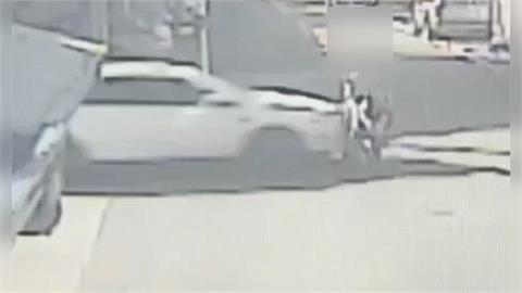 快新聞／奪命瞬間！花蓮騎士買菜遇死劫　白車「沒減速」衝路口直直撞