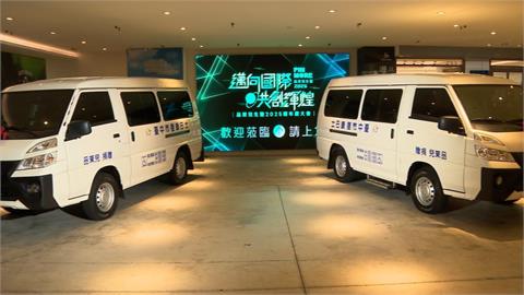 生醫公司品茉兒摸彩犒賞團隊　捐贈2復康巴士給市府助公益