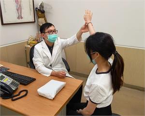 肩膀僵硬別輕忽！中醫師鄭傑元：五十肩恐影響日常生活