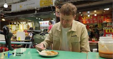 丹麥導演騎單車愛上台灣　慢旅體驗美食臭豆腐
