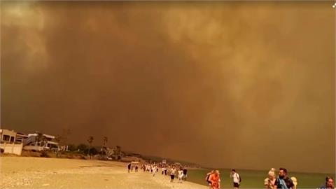 野火燒希臘小島 急撤數萬遊客和居民