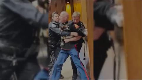 反戰人士參議院聽證會抗議美伊衝突　遭警驅離手臂骨折