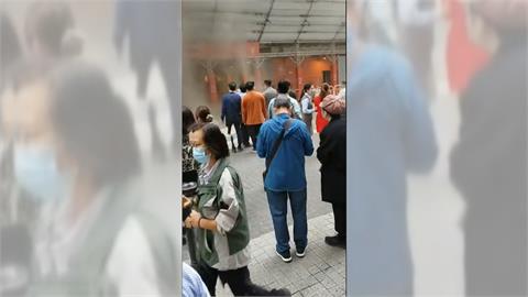香港銅鑼灣世貿中心大火　外牆冒出濃煙