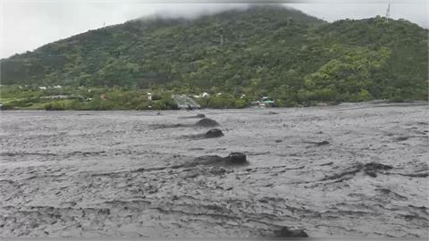 快新聞／堰塞湖洪峰沖垮馬太鞍溪大橋　空拍影像太震撼「只剩橋墩」