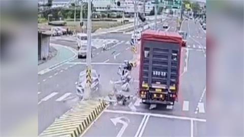 彰化女騎士「待轉變被撞」 遭大小車夾擊、驚悚畫面曝