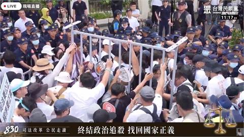 快新聞／第二波衝突爆發！小草再度展開推擠　2女意圖翻越柵欄遭阻止