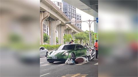 快新聞／機車提前直行左轉撞上市價400萬保時捷「蛙王」慘了　網建議「投保超額險」