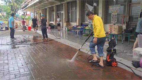 屏東麟洛排水護岸"潰堤"! 萬丹興化國小災損破百萬