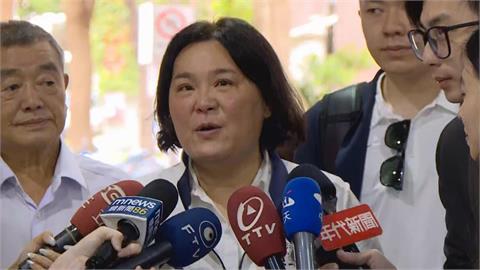 快新聞／腿傷未癒！陳玉珍靠人攙扶現身全代會　竟狂讚鄭麗文：在金門是吸票機