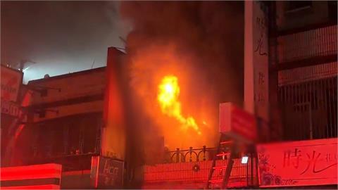 溫泉路爆炸聲不斷！　透天厝建材行暗夜大火　屋主.母親逃出.妻兒老父命喪火場