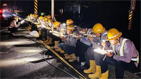 80萬戶停電搶修到深夜！一整排台電人員「坐路邊吃便當」網看哭：謝謝無名英雄